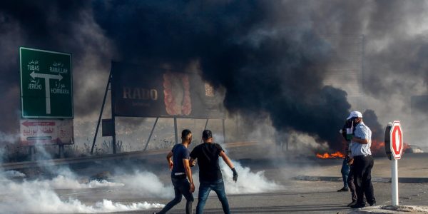 פלסטנים מתפרעים סמוך לרמאללה// צילום: פלאש 90