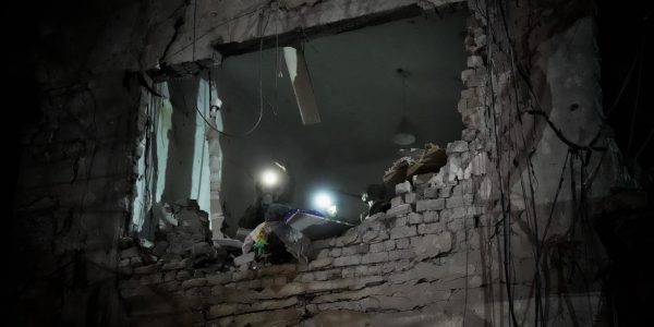 זירת הפגיעה הישירה בתל אביב כתוצאה מטיל איראני. צילום: דוברות המשטרה