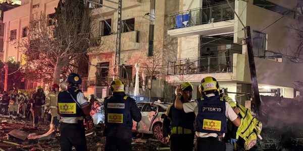 זירת הפגיעה הישירה בתל אביב כתוצאה מטיל איראני. צילום מד"א