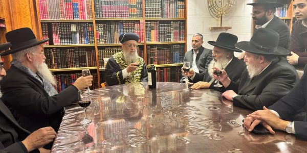 חברי מועצת הרבנות הראשית במעונו של הרב דוד יוסף. צילום באדיבות המצלם