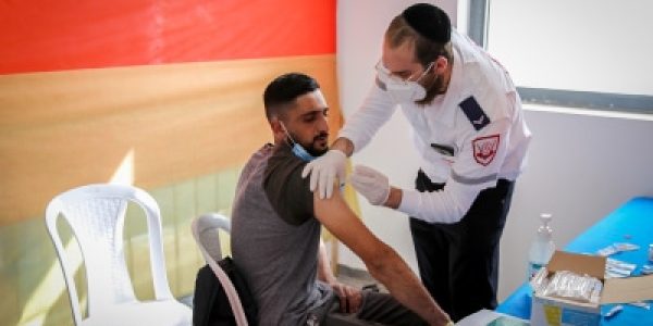 חיסון צעירים//פלאש 90