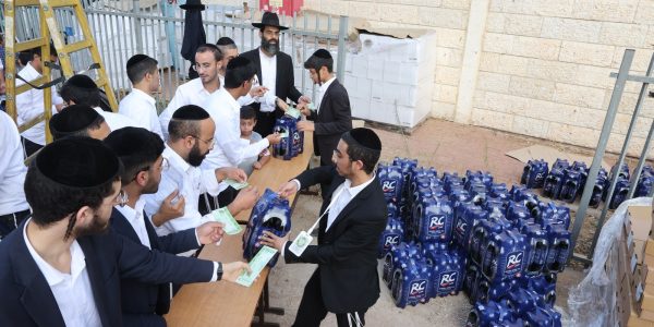 חלוקת-מזון-למשפחות-על-ידי-הרב-עפגין.-צילום-יעקב-כהן-14