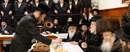 חנוכה. מענדי קורנט, מהנעשה והנשמע בחצהק קרעטשניף ק''ג (23)