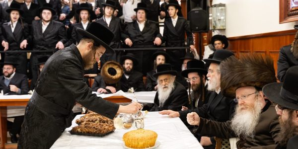 חנוכה. מענדי קורנט, מהנעשה והנשמע בחצהק קרעטשניף ק''ג (23)