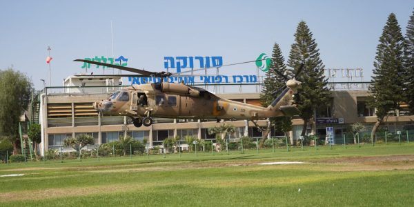 חרבות ברזל - החטוף פראחן קאדי ששוחרר מהשבי נוחת בבית החולים סורוקה. צילום - דו''צ (2)