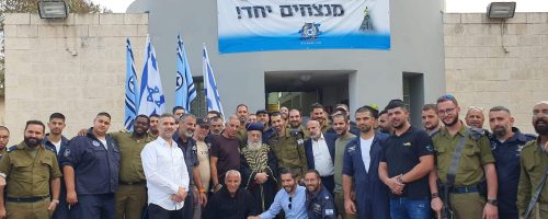 חרבות ברזל - הראשון לציון הרב יצחק יוסף עם הטייסים. צילום יעקב כהן (7)