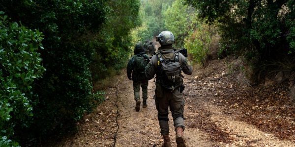 חרבות ברזל - חיצי הצפון - לוחמי סיירת גולני ויהל''ם פועלים על שפת הליטאני. צילום - דו''צ (7)