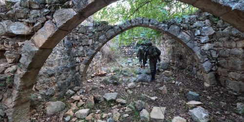 לוחמי גולני על שפת הליטאני בדרום לבנון. צילום: דו"צ