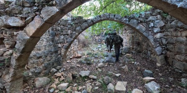 לוחמי גולני על שפת הליטאני בדרום לבנון. צילום: דו"צ