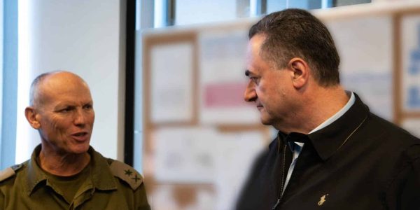 שר הביטחון כ"ץ עם ניצן אלון. צילום: אריאל חרמוני/משהב"ט