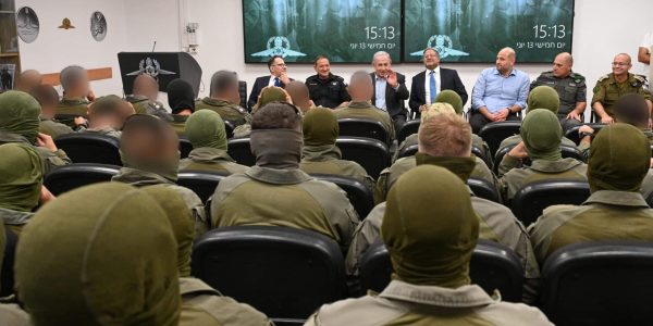 חרבות ברזל - מבצע ארנון. ראש הממשלה בנימין נתניהו והשר איתמר בן גביר בבסיס ימ''מ. צילום מעיין טואף-לע''מ (1)