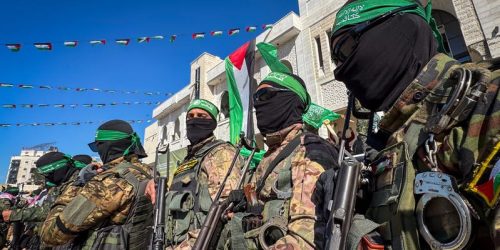 שרשרת מחבלי חמאס בטקס שחרור החטופים. צילום: aiman alhasi/flash90