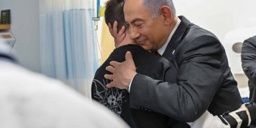 חרבות ברזל - נתניהו מבקר פצועים בבית החולים שיבא. צילום קובי גדעון, לע''מ (3)