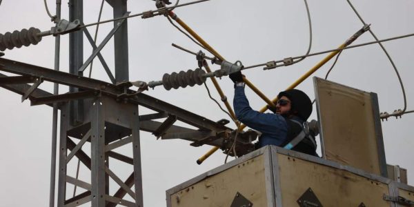 חרבות ברזל - צוותי חברת החשמל בתיקונים בניר עוז. צילום יוסי וייס חברת החשמל (6)