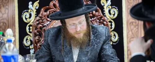 טיש יארצייט לרגל הילולת ה'חקל יצחק' מספינקא בראשות האדמור מספינקא בית שמש. צילום א. אייזנבאך (9)