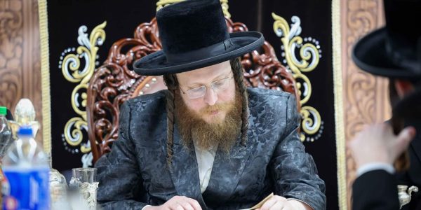 טיש יארצייט לרגל הילולת ה'חקל יצחק' מספינקא בראשות האדמור מספינקא בית שמש. צילום א. אייזנבאך (9)