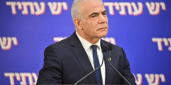 יאיר לפיד ונועם תיבון. צילום אלעד גוטמן (3)