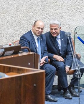 יאיר לפיד ונפתלי בנט. צילום: אוליבייה פיטוסי/פלאש 90