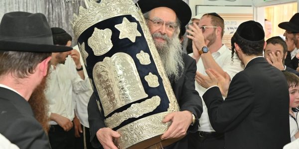ילדי-צהר-הלב-בהכנסת-ספר-תורה.-צילום-גיל-גהוזי-1
