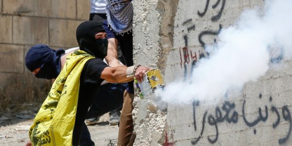 ירי זיקוקים על כוחות הביטחון ע"י פורעים ערבים (אילוסטרציה)

צילום: ויסאם השלמון/פלאש 90