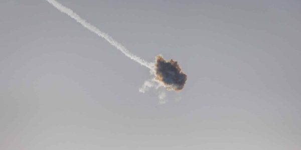 סוללת 'כיפת ברזל' מיירטת רקטות שנורו מרצועת עזה// צילום יונתן סינדל/פלאש 90