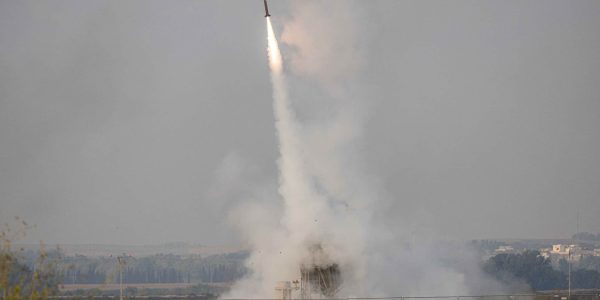 סוללת 'כיפת ברזל' מיירטת רקטות שנורו מרצועת עזה. צילום אילוסטרציה: יונתן סינדל/פלאש 90