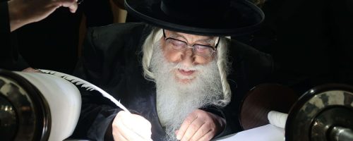 כתיבת אותיות בבית האדמו''ר מצאנז (3)