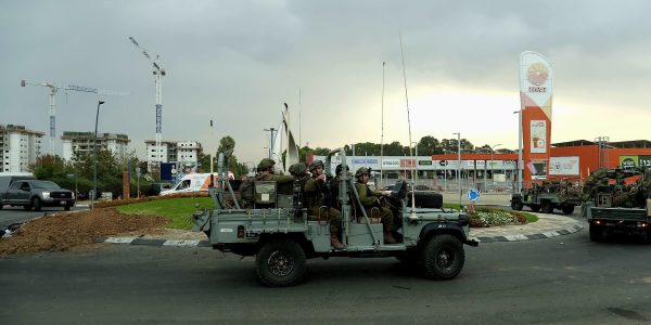 לוחמי צנחנים בשדרות, במסגרת הקרבות מול מחבלי חמאס. צילום דו''צ (1)