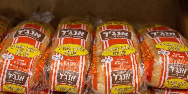 לחם למכירה בסופר מרקט רמי לוי// צילום יונתן זינדל/פלאש 90