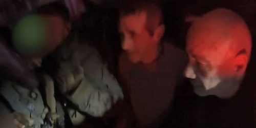 החטופים במסוק. צילומסך