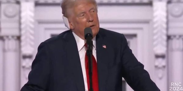 טראמפ עם תחבושת על האוזן בה נורה. צילומסך: טוויטר