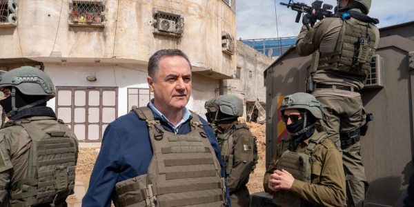 מבצע חומת ברזל שר הביטחון ישראל כ''ץ במחנה הפליטים בטול כרם. צילום אריאל חרמוני, משרד הביטחון (1)