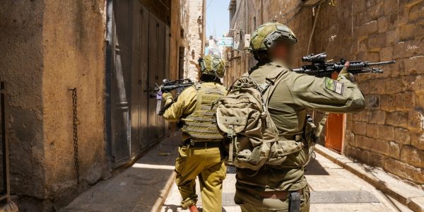 מבצע חומת ברזל. לוחמי צה''ל פועלים בשכם. צילום - דו''צ (3)