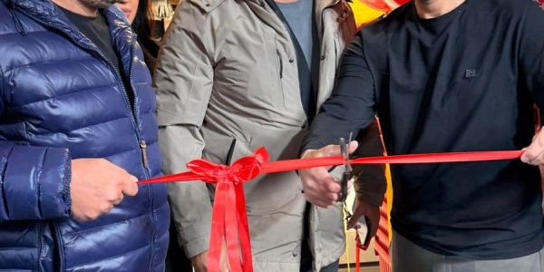 מימין- שרון אדרעי מנהל החנות, אורי מקס מנכל ובעלים רשת מקס סטוק ושלמה כהן משנה למנכל מקס סטוק צילום יחצ