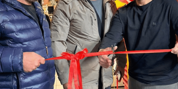 מימין- שרון אדרעי מנהל החנות, אורי מקס מנכל ובעלים רשת מקס סטוק ושלמה כהן משנה למנכל מקס סטוק צילום יחצ