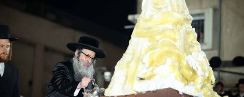 מעמד ההדלקה אצל ראש הישיבה הגרח''צ מייזליש. צילום א. אייזנבאך (31)