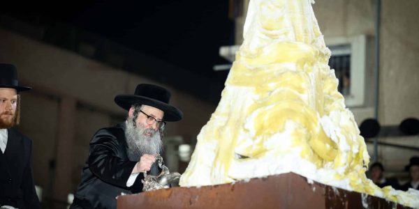 מעמד ההדלקה אצל ראש הישיבה הגרח''צ מייזליש. צילום א. אייזנבאך (31)