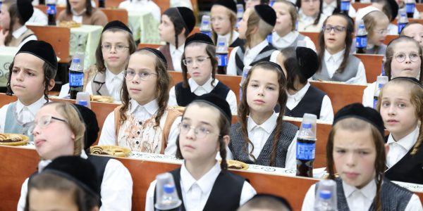 מעמד חלוקת תעודות בתלמוד תורה תורה ויראה. צילום שמאל דריי (10)