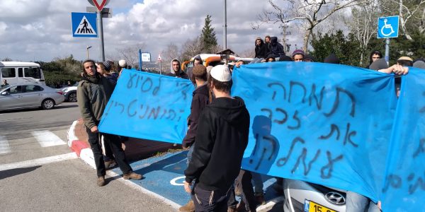 מפגיני-ימין-מוחים-נגד-נתניהו-בשל-הסיוע-ההומניטרי-לעזה.-צילום-באדיבות-המצלם-4