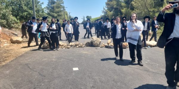 מפגינים מול לשכת הגיוס בטבריה. צילום - דוברות המשטרה (1)