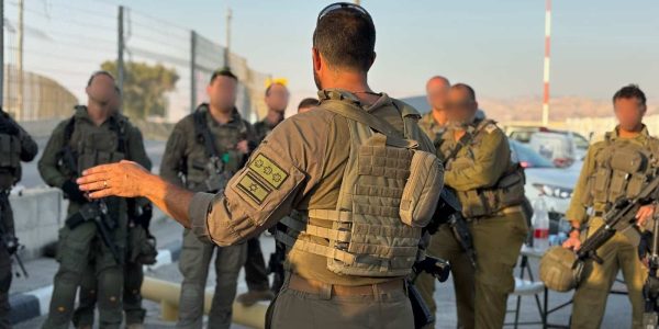 מפקד פיקוד מרכז אבי בלוט בזירת הפיגוע במעבר אלנבי. צילום דו''צ