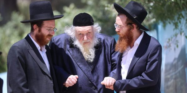 מרן הגר''מ שטרנבוך בבין הזמנים צילום דוד ארזני