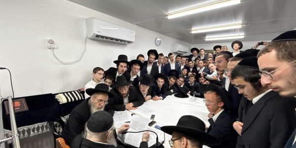 מרן ראש הישיבה הגר''ד לנדו בשיעור כללי לבחורי 'תורה בתפארתה'. באדיבות המצלם