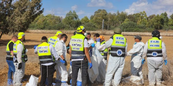 מתנדבי זק''א בפינוי גופות ביישובים שהותקפו על ידי חמאס בחרבות ברזל. צילום זק''א (10)