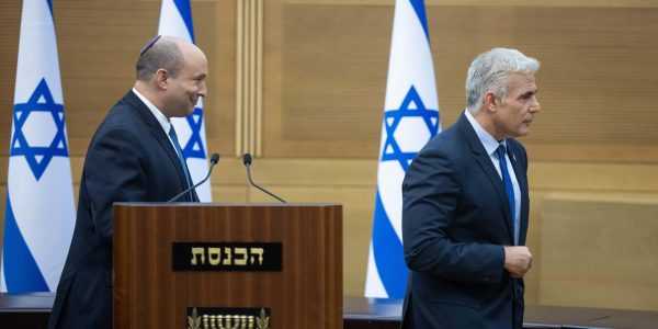נפתלי בנט ויאיר לפיד. צילום: יונתן זינדל/FLASH90