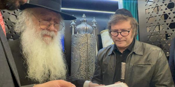 נשיא ארגנטינה הנבחר עם האדמו''ר רד''ח פינטו. צילום ליאור פינטו (4)