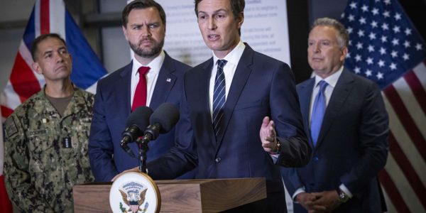 סגן הנשיא ואנס, עם קושנר וויטקוף במפקדה החדשה שהוקמה בקריית גת. צילום: חיים גולדברג/פלאש 90