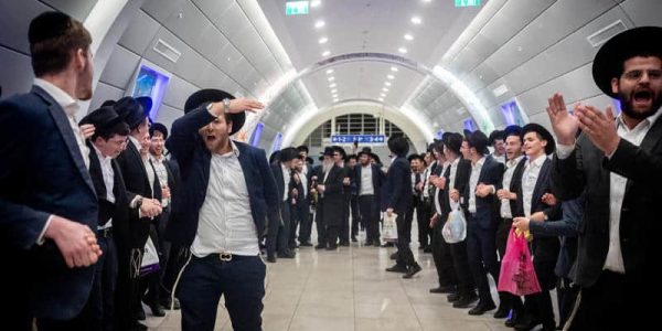 Thousands of ultra orthodox Jews seen at the Yitzhak Navon train station in Jerusalem, on their way to attend the "million man" protest against IDF conscription, in Jerusalem, October 30, 2025. Photo by Chaim Goldberg/Flash90 *** Local Caption *** חרדים
רכבת
ירושלים
הפגנה
הפגנת המילון
גיוס