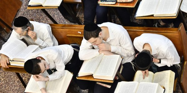 לומדים תורה בישיבת פוניבז'. צילום: שוקי לרר