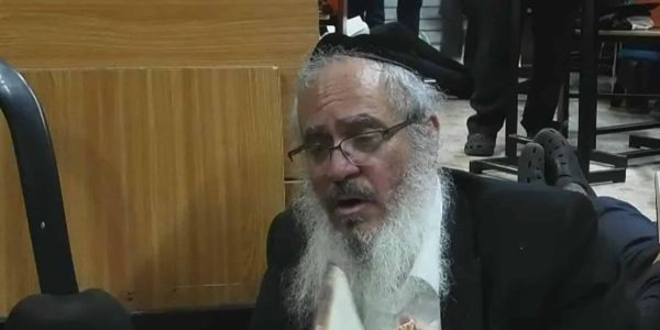 הג"ר אליהו מאיר פייבלזון באמירת קינות. צילומסך